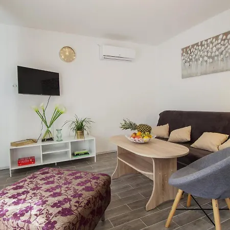 Semesterbostad Premium In Kucine-mravinci With Swimming Pool